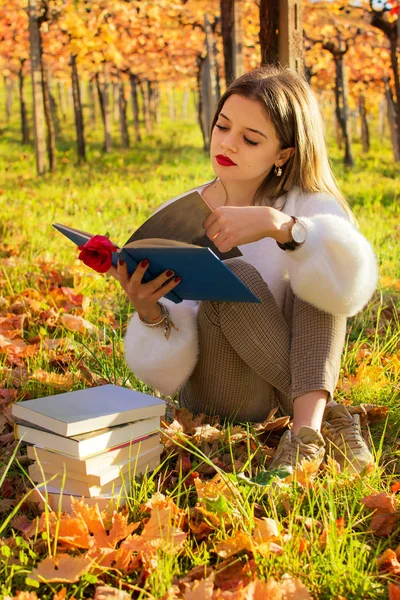 Menina Lendo Livro Sentado Natureza — Fotografia de Stock