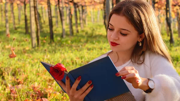 Menina Lendo Livro Sentado Natureza — Fotografia de Stock