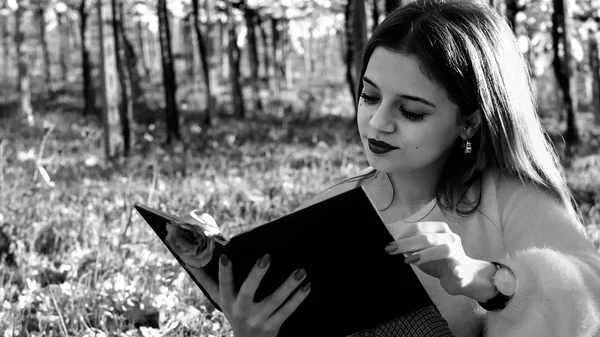 Kız Doğada Oturan Bir Kitap Okuma — Stok fotoğraf