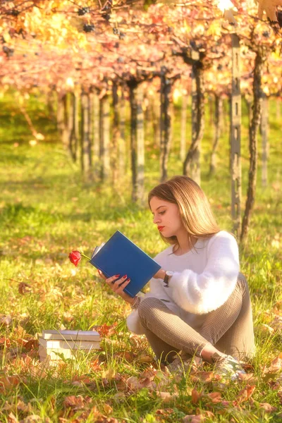 Menina Lendo Livro Sentado Natureza — Fotografia de Stock