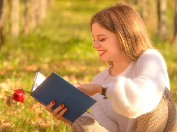 Menina Lendo Livro Sentado Natureza — Fotografia de Stock