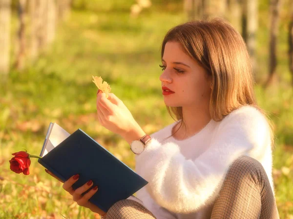 Menina Lendo Livro Sentado Natureza Com Uma Folha Caída Mão — Fotografia de Stock