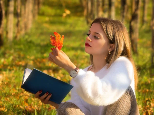 Menina Lendo Livro Sentado Natureza Com Uma Folha Caída Mão — Fotografia de Stock