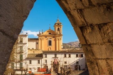 Via Garibaldi Sulmona ve gezinme insanlara su kemeri kemer üzerinden görüntülemek