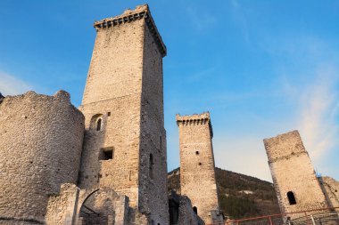 Kuleleri ve sur Pacentro Kalesi (İtalya gün batımında)