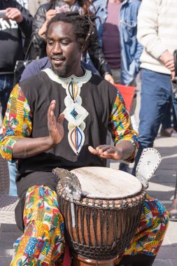 Chieti, İtalya - 08 Nisan 2018: Afrika perküsyoncu çalış sokakta bir şehir Festivali sırasında