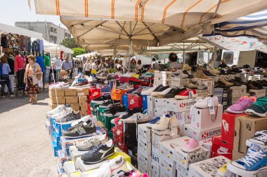 Ostuni, İtalya - 28 Nisan 2018: tezgahları satış ve müşteriler piyasada Ostuni (İtalya için ayakkabı ile)