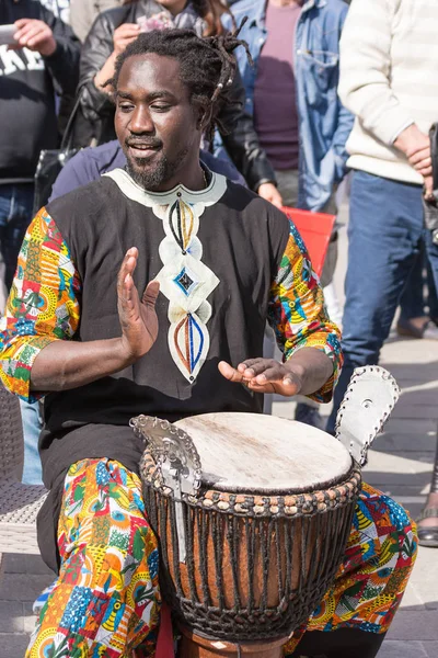 Chieti, İtalya - 08 Nisan 2018: Afrika perküsyoncu çalış sokakta bir şehir Festivali sırasında