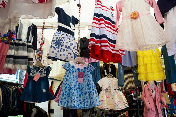 Ostuni, İtalya - 28 Nisan 2018: bebek giysileri Ostuni piyasada kimse ile ekran