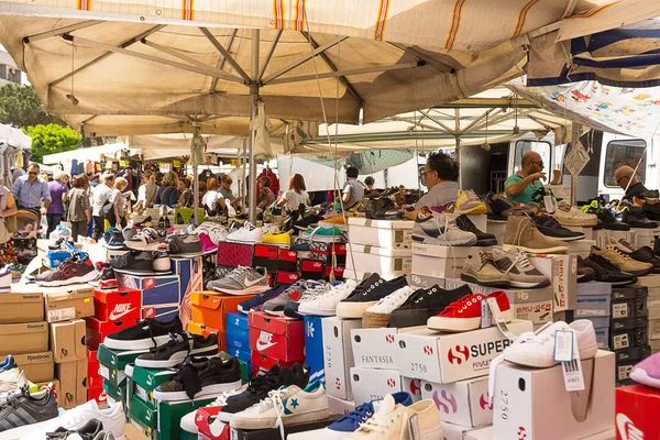 Ostuni, İtalya - 28 Nisan 2018: tezgahları satış ve müşteriler piyasada Ostuni (İtalya için ayakkabı ile)