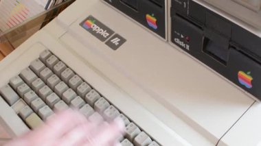 Cisternino, İtalya - 29 Nisan 2018: Yaşlı elma bilgisayar ve klavyede yazarak eller