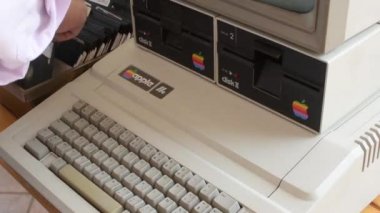 Cisternino, İtalya - 29 Nisan 2018: Yaşlı elma bilgisayar ve el disket ve klavyede yazarak değiştirme