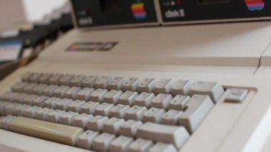 Cisternino, İtalya - 29 Nisan 2018: Yaşlı elma bilgisayar ve klavyede yazarak eller