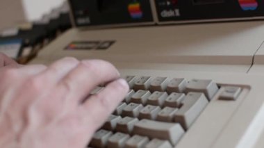 Cisternino, İtalya - 29 Nisan 2018: Yaşlı elma bilgisayar ve klavyede yazarak eller