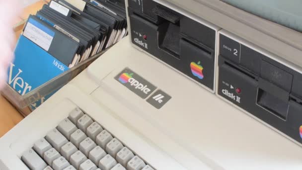 Cisternino Italia Aprile 2018 Invecchiato Computer Apple Inserto Mano Floppy — Video Stock