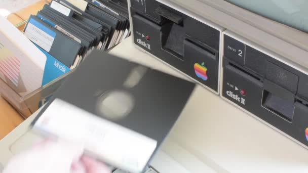 Cisternino Itálie Dubna 2018 Věku Apple Computer Ručně Vložit Dvě — Stock video