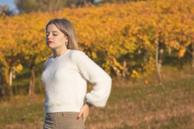 Doğada meditasyon bir kızın orta atış