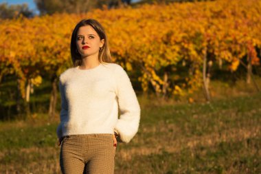 Bir kızın doğada orta atış