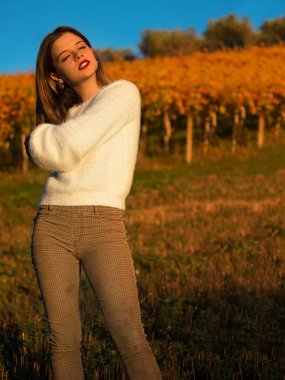 Doğada meditasyon bir kızın orta atış