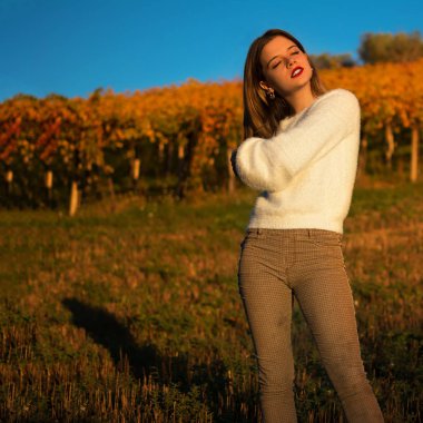 Doğada meditasyon bir kızın orta atış