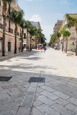 Brindisi, İtalya - 30 Nisan 2018: Corso Garibaldi güneşli sabah bazı turistler Brindisi (İtalya ile)