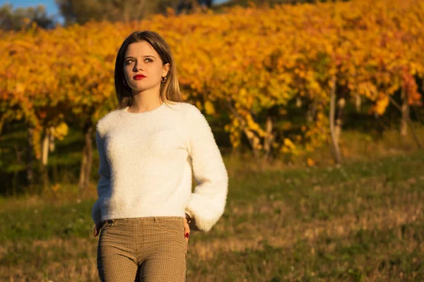 Bir kızın doğada orta atış