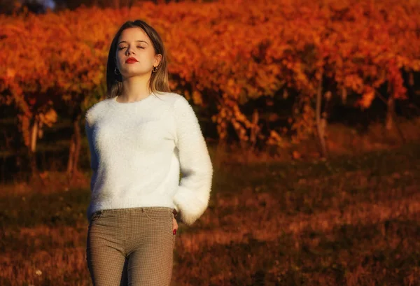 Doğada meditasyon bir kızın orta atış