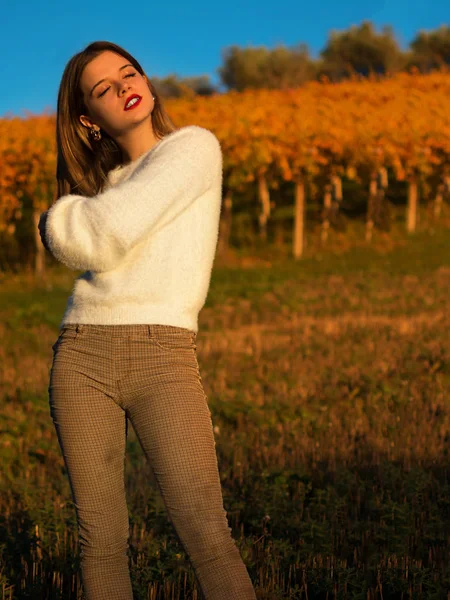 Doğada meditasyon bir kızın orta atış