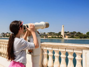 Genç Turizm Brindisi Sahil dürbünle gözlemler.