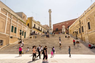 Brindisi, İtalya - 30 Nisan 2018: Terminal sütunları antik yolu ile bu Roma'da başladığı ve bittiği Brindisi (İtalya) ve turistler Appia '