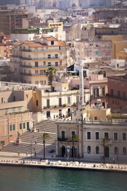 Brindisi, İtalya - 30 Nisan 2018: Terminal sütunları antik yolu ile bu Roma'da başladığı ve bittiği Brindisi (İtalya) ve turistler Appia '