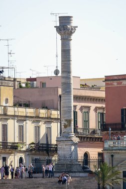Brindisi, İtalya - 30 Nisan 2018: Terminal sütunları antik yolu ile bu Roma'da başladığı ve bittiği Brindisi (İtalya) ve turistler Appia '