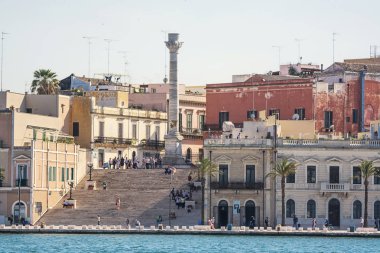 Brindisi, İtalya - 30 Nisan 2018: Terminal sütunları antik yolu ile bu Roma'da başladığı ve bittiği Brindisi (İtalya) ve turistler Appia '