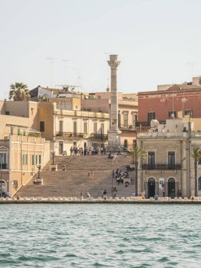 Brindisi, İtalya - 30 Nisan 2018: Terminal sütunları antik yolu ile bu Roma'da başladığı ve bittiği Brindisi (İtalya) ve turistler Appia '