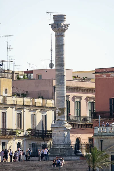 Brindisi, İtalya - 30 Nisan 2018: Terminal sütunları antik yolu ile bu Roma'da başladığı ve bittiği Brindisi (İtalya) ve turistler Appia '