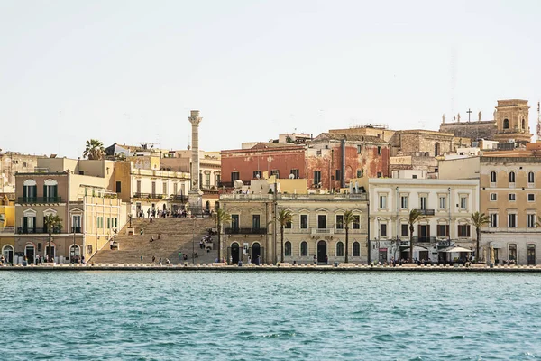 Brindisi, İtalya - 30 Nisan 2018: Terminal sütunları antik yolu ile bu Roma'da başladığı ve bittiği Brindisi (İtalya) ve turistler Appia '