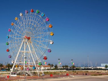 Pescara, İtalya - 20 Mayıs 2018: dönme dolap Pescara bağlantı noktası mavi gökyüzü ile