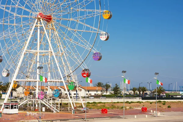 Pescara, İtalya - 20 Mayıs 2018: dönme dolap Pescara bağlantı noktası mavi gökyüzü ile