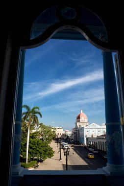 Cienfuegos, Cuba - 7 Aralık 2017: Cienfuegos Belediye Sarayı ve park etmiş arabaların