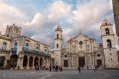 Havana, Küba - 10 Aralık 2017: Meydanı ve katedral kilise Havana (Küba) ve gün batımında turist