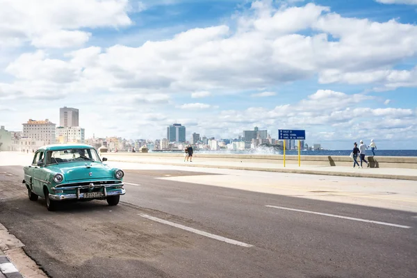 Havana, Küba - 11 Aralık 2017: Havana Malecón çalışan eski klasik araba