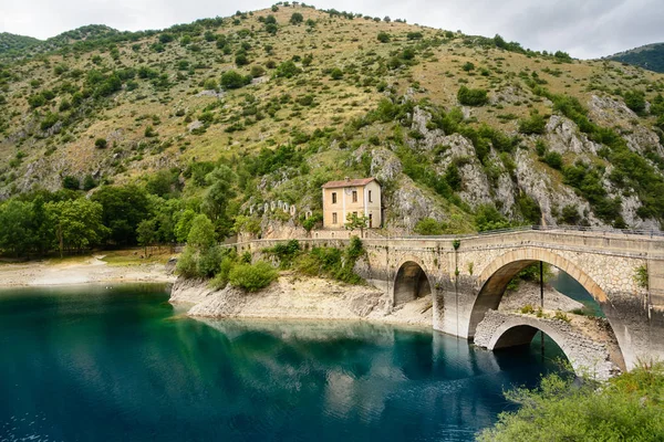 Puente Sobre Lago San Domenico Las Gargantas Sagitario Italia —  Fotos de Stock