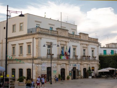 Alberobello, İtalya - 21 Ağustos 2018: Kare, Belediye Binası, Alberobello yerel halk ve turistler ile