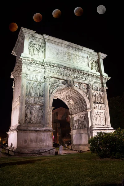 Der Trajanbogen Der Nacht Benevento Italien Mit Totaler Mondfinsternis — Stockfoto
