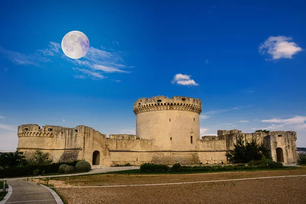 Tramontano Hrad Matera Itálie Měsíc Obloze — Stock fotografie