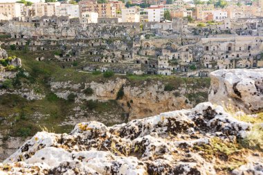Sassi di Matera karşısında Tepesi'nden izlerken