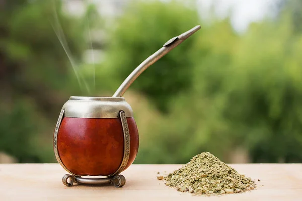 Dostum, dostum çim ağaç arka planda (yerba dostum)