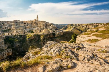 Matera, İtalya - 18 Ağustos 2018: Sassi di Matera karşısında Tepesi'nden izlerken turist