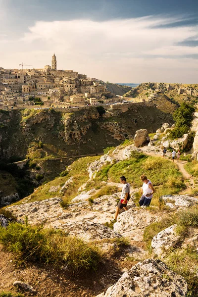 Matera Italia Agosto 2018 Turistas Los Senderos Colina Frente Los —  Fotos de Stock