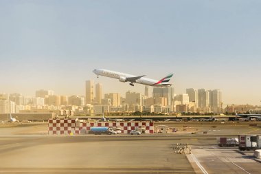 Dubai, Birleşik Arap Emirlikleri - 31 Ekim 2018: Emirlikleri uçak kalktıktan ve Dubai binalar içinde belgili tanımlık geçmiş